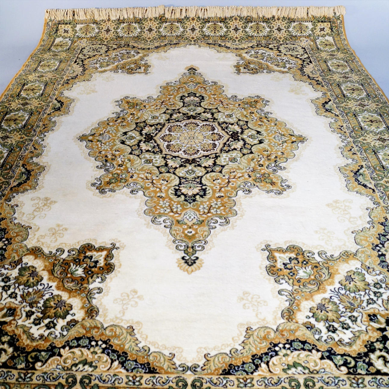 Maschinengewebter Teppich Kerman.