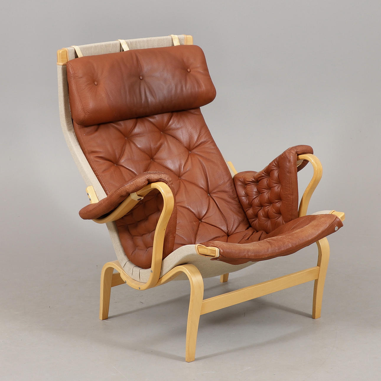 BRUNO MATHSSON. "Pernilla", fåtölj, läder, för DUX.