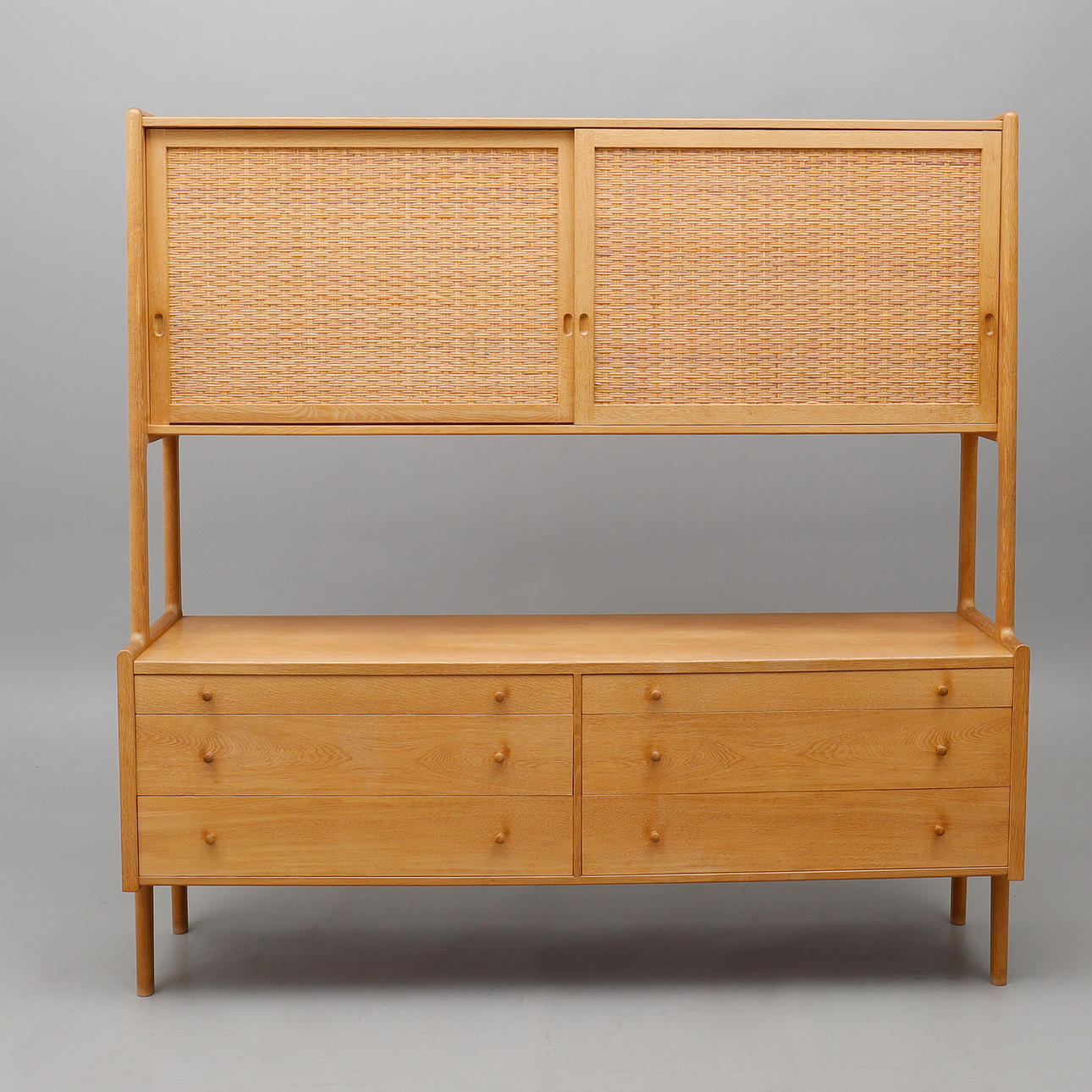 HANS J WEGNER. SKÆNK MED OVERSKAB, MODEL "RY 20".