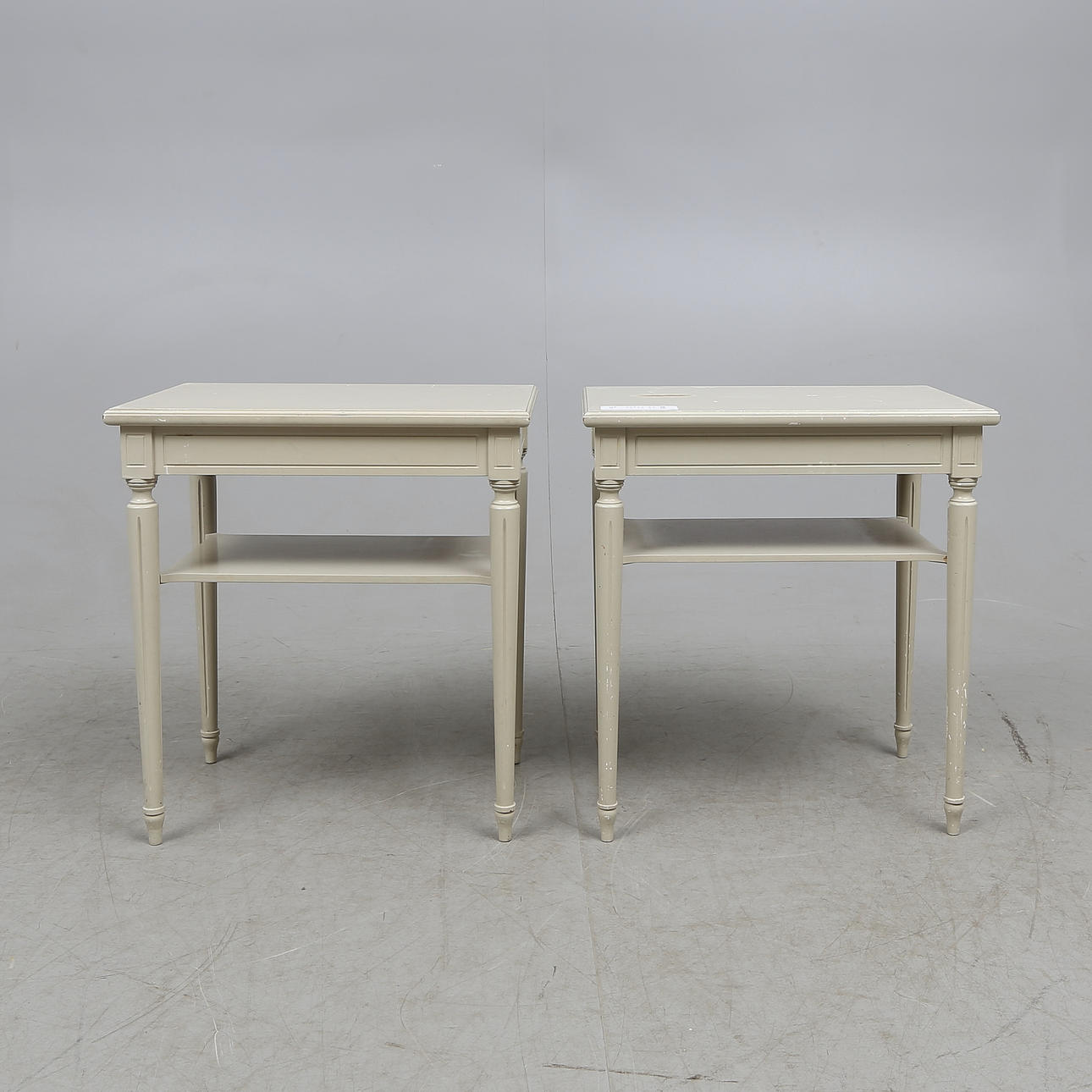 SÄNGBORD, 1 par, gustaviansk stil. Etikettmärkta Moln bäddar, Skattkärr, Sverige, 1900-talets slut.