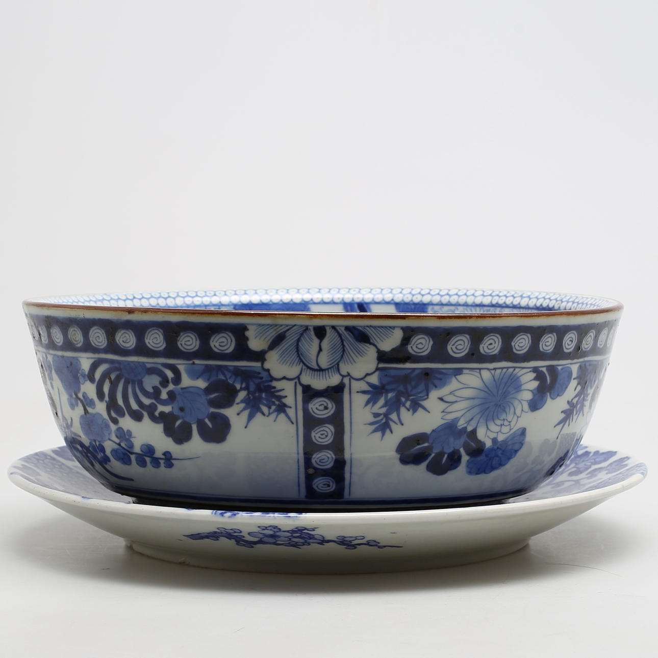 SKÅL OCH FAT i porslin, 2 st, troligen Japan 1900-tal.