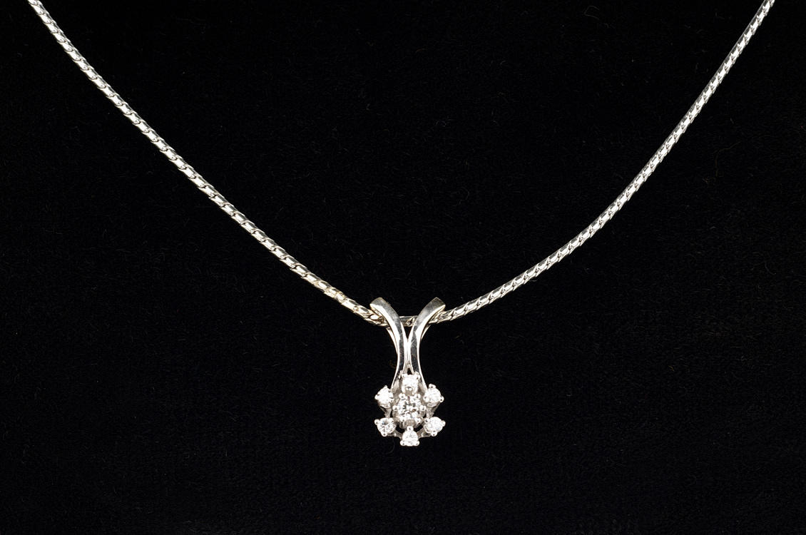 COLLIER med hänge, 585 vitguld, 7 briljantslipade diamanter ca. 0,17 ct, ca. 8,7 g.