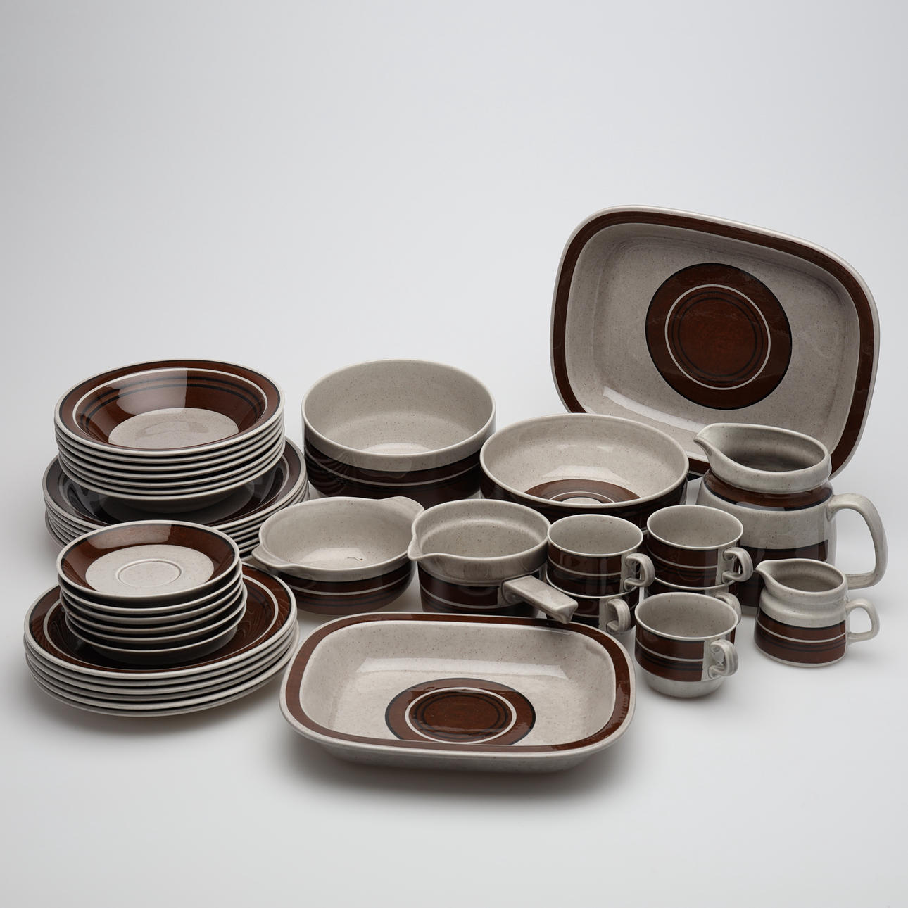 JACKIE LYND. SERVICIO, 40 piezas Rörstrand Isolda.