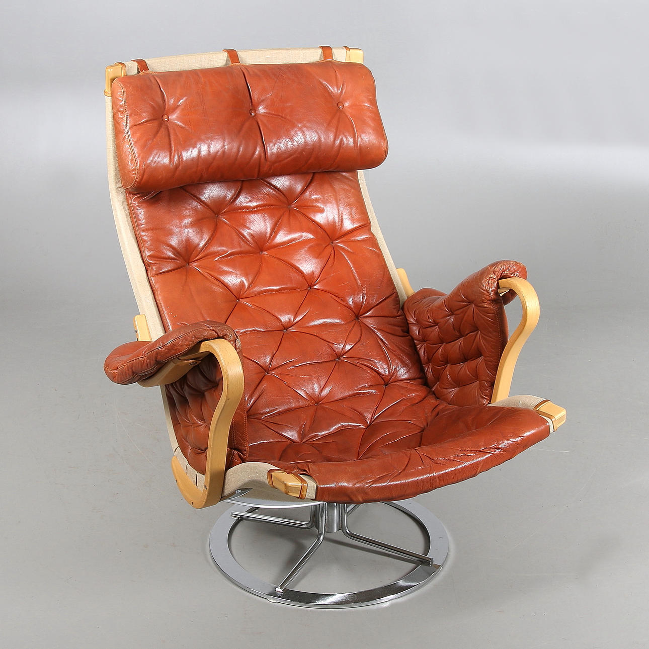 BRUNO MATHSSON. Fåtölj, "Pernilla", Dux. 1900-talets andra hälft.