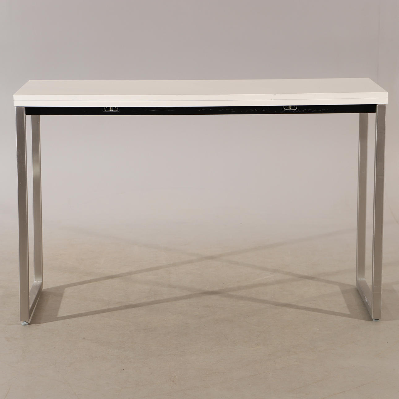 BEISTELLTISCH, lackierte Platte mit Chromgestell, BoConcept.