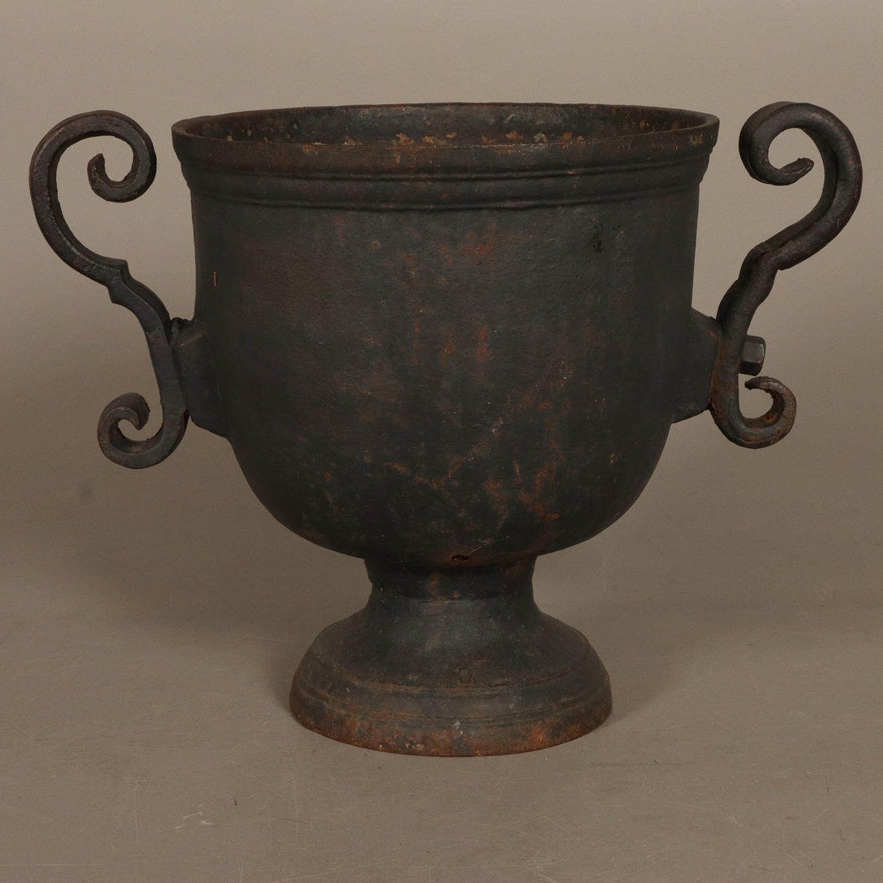 TRÄDGÅRDSURNA, gjutjärn, märkt B.S.