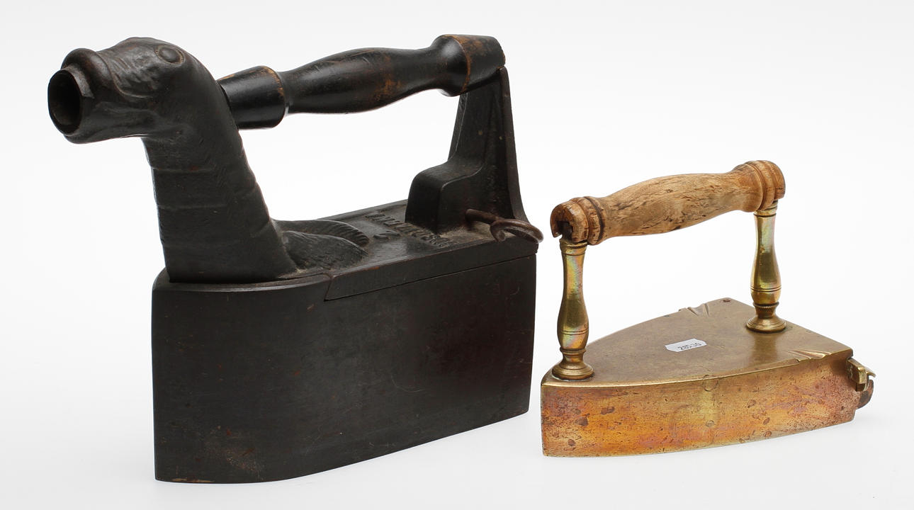 STRYKJÄRN, 2 st, mässing samt järn. 1800 tal.