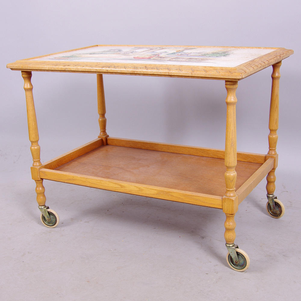 SERVERINGSVAGN, ek med kakelskivor, 1900-talets mitt.