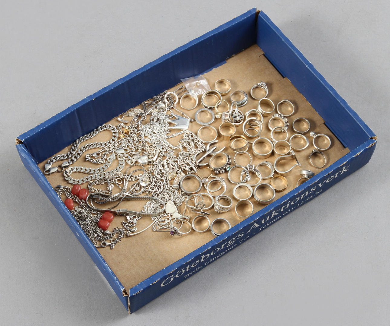 BIJOUTERIER. Diverse, ca 40 ringar, 15 armband, 5 halsband.