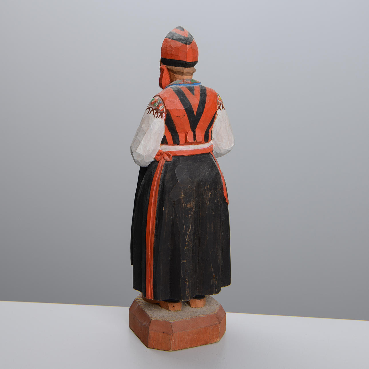 GUNNAR KALLES. The wooden figurine, Woman in folk costume, signed