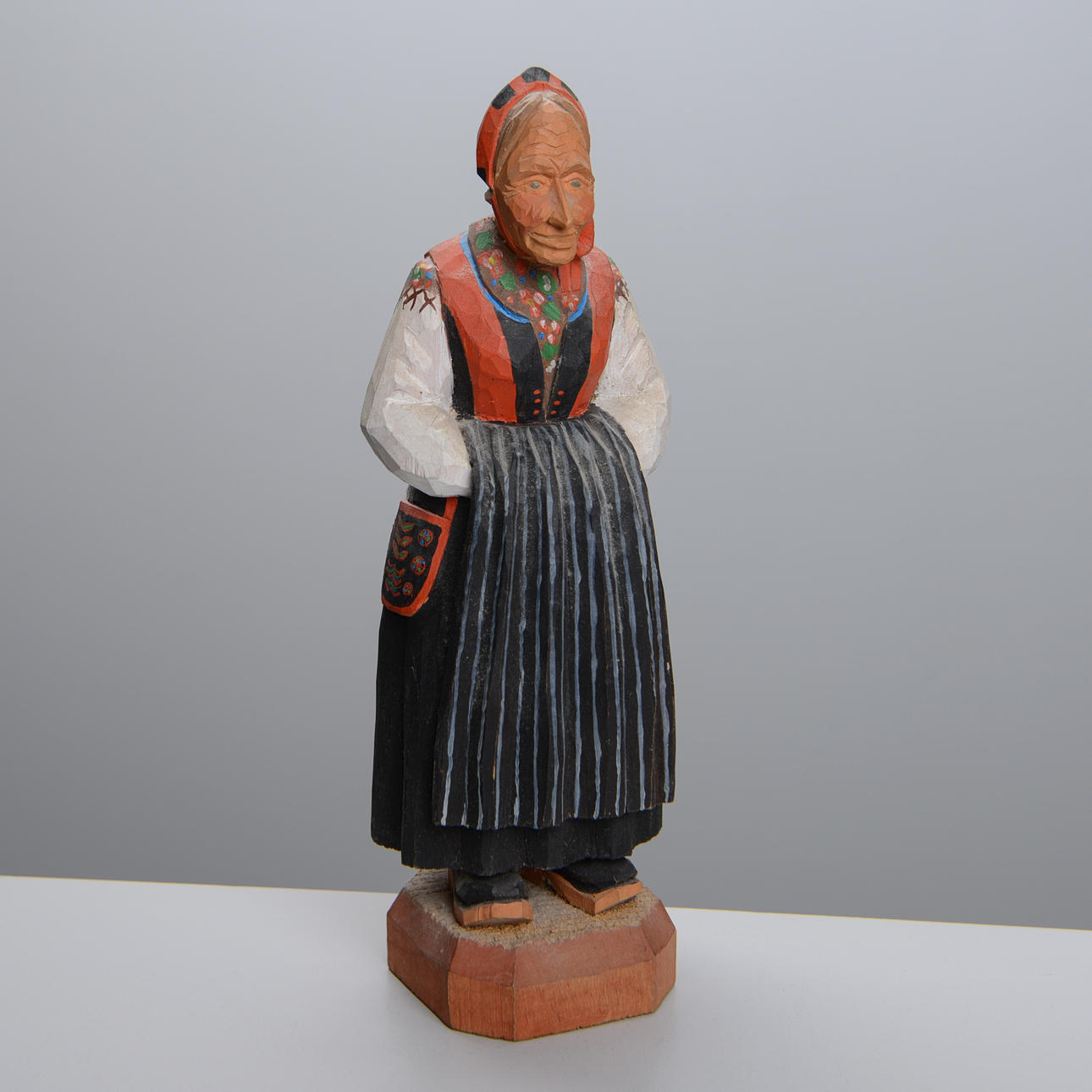 GUNNAR KALLES. The wooden figurine, Woman in folk costume, signed