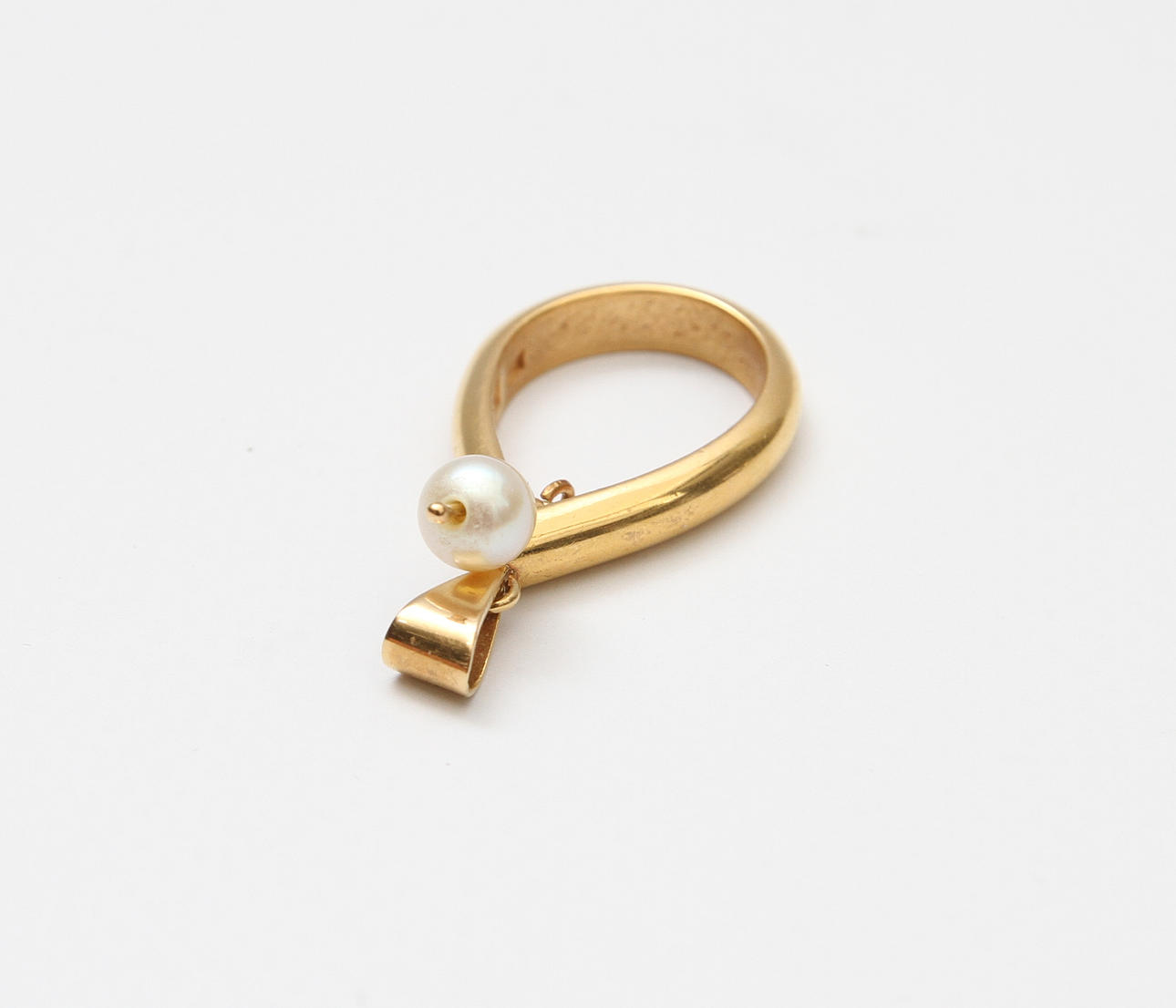 HÄNGE. 20k guld med pärla, ca 9 gram.
