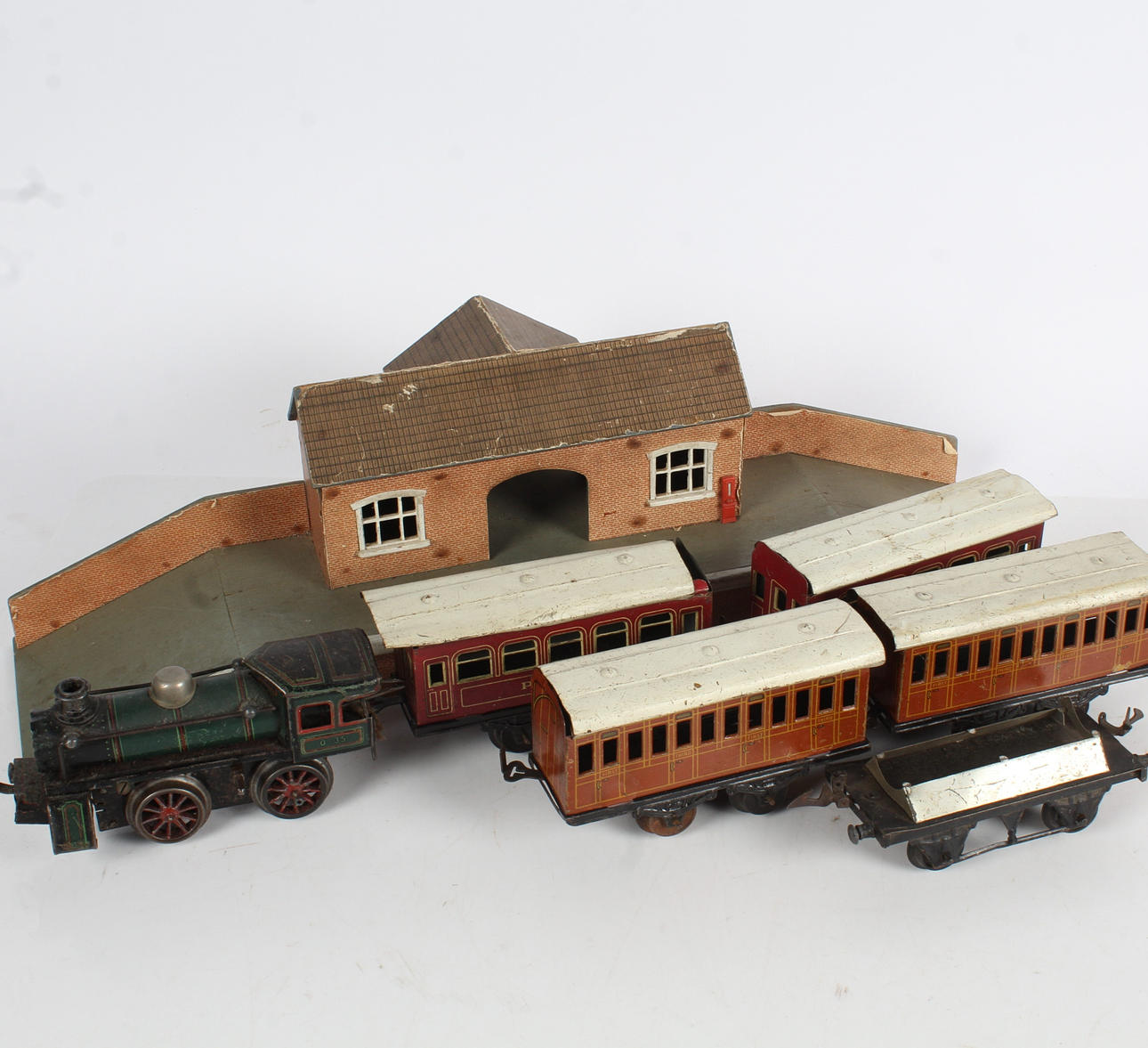 A GERMAN TIN PLATE PART TRAIN SET. Toys - Toys - Auctionet