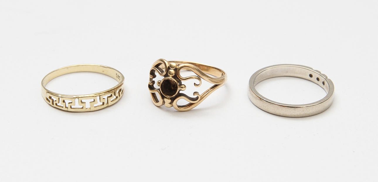 RINGAR. 3st, varav 1st 18k med små diamanter, 2st 14k, totalt ca 6,3 gram.