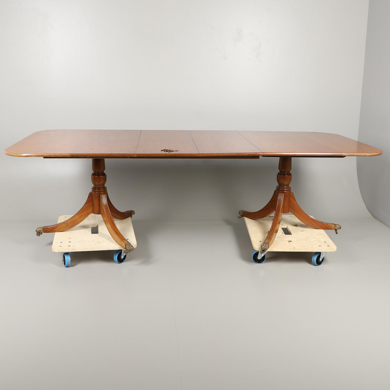 A REPRODUCTION MAHOGANY DINING TABLE.