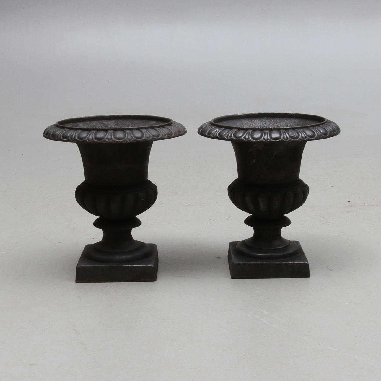 TRÄDGÅRDSURNOR, 1 par, gjutjärn.