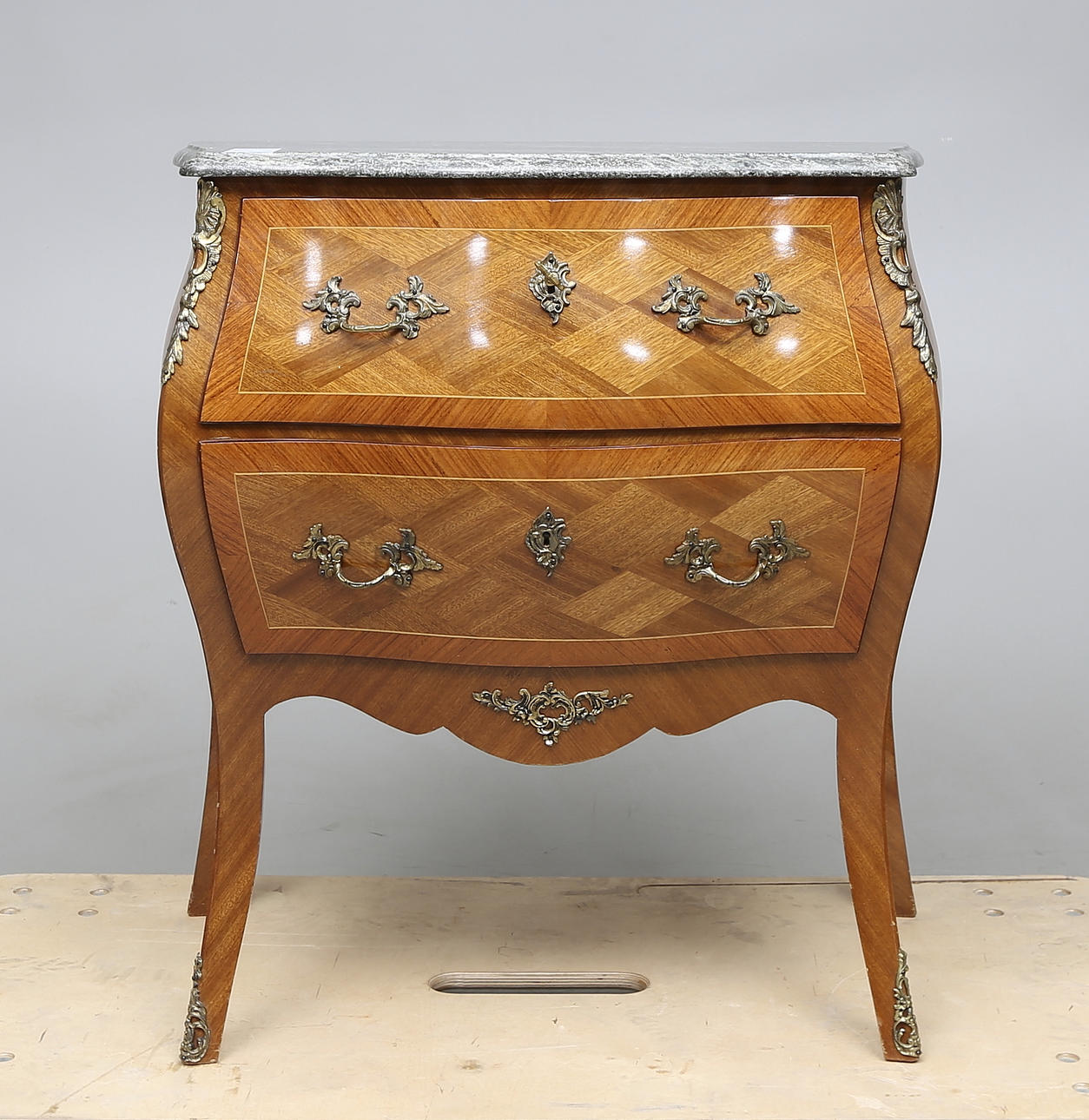 BYRÅ med stenskiva, rokokostil, 1900-tal.