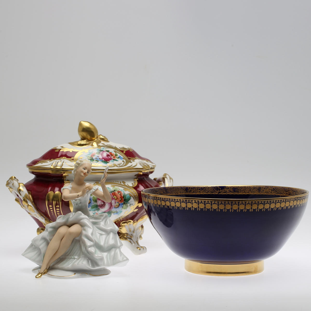 PARTI PORSLIN, 3 delar, bl. a figurin, sittande kvinna, Schaubachkunst Germany.