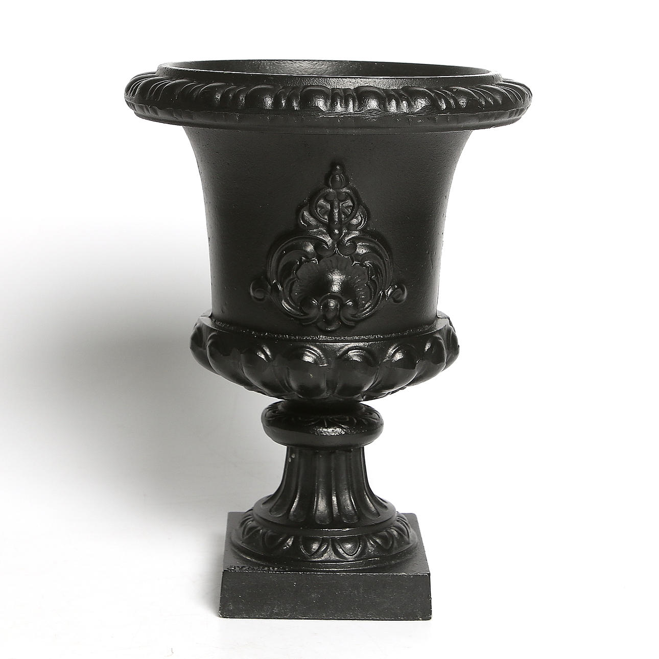 TRÅDGÅRDSURNA, gjutjärn, Byarum. 1900-talets sista kvartal.