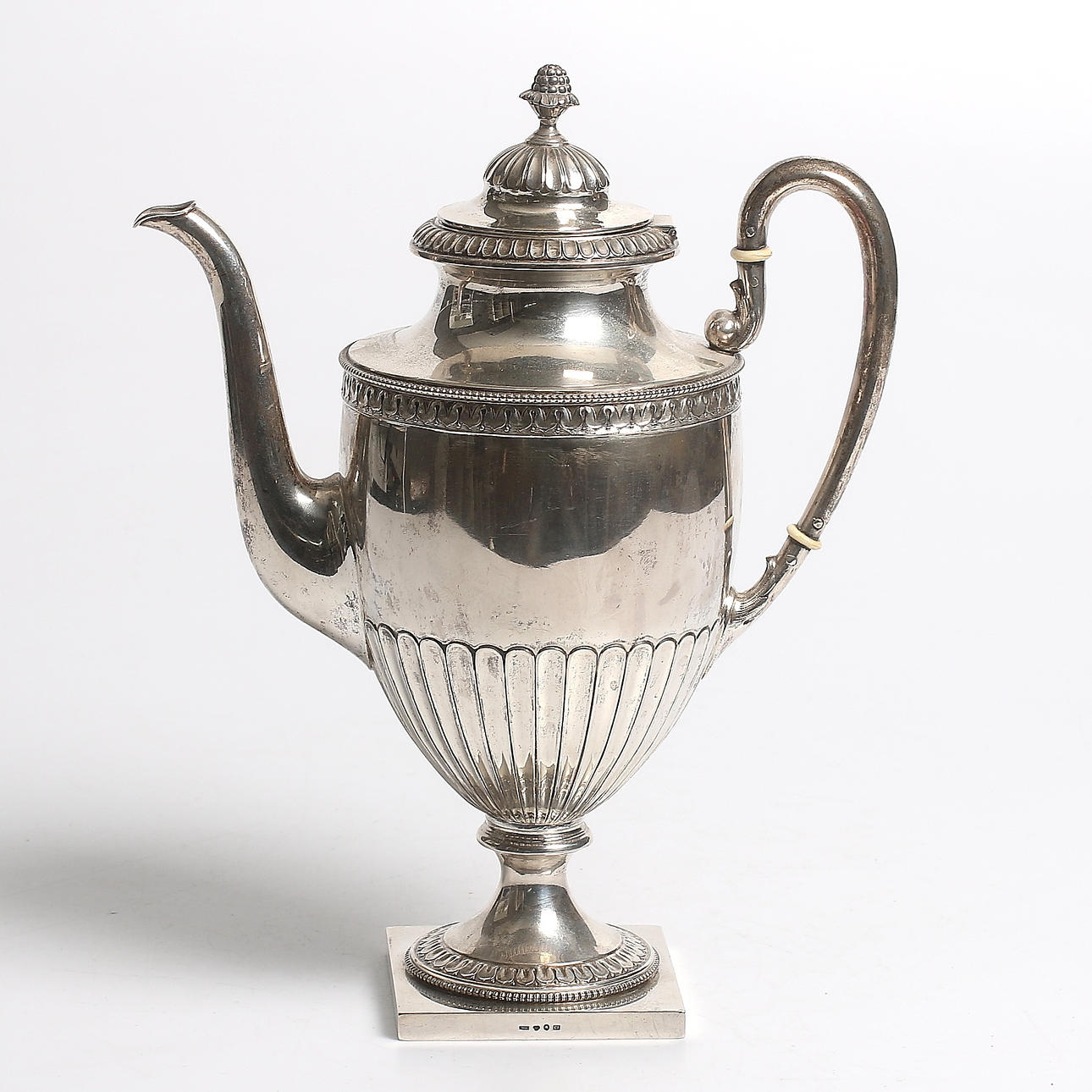 KAFFEKANNA, silver, CG Hallberg, 1905. Vikt 555 gram.
