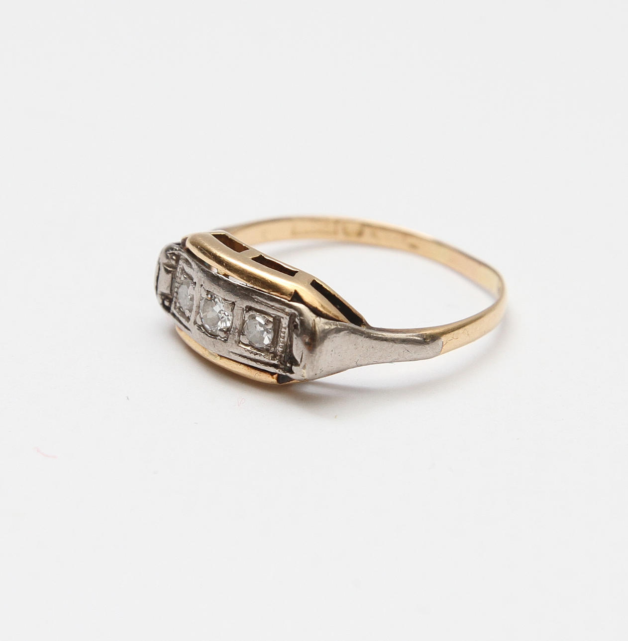 RING. 18k guld med 3st små diamanter, ca 2,2 gram.