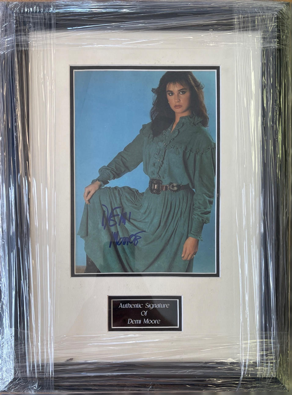 DEMI MOORE AUTOGRAPH.