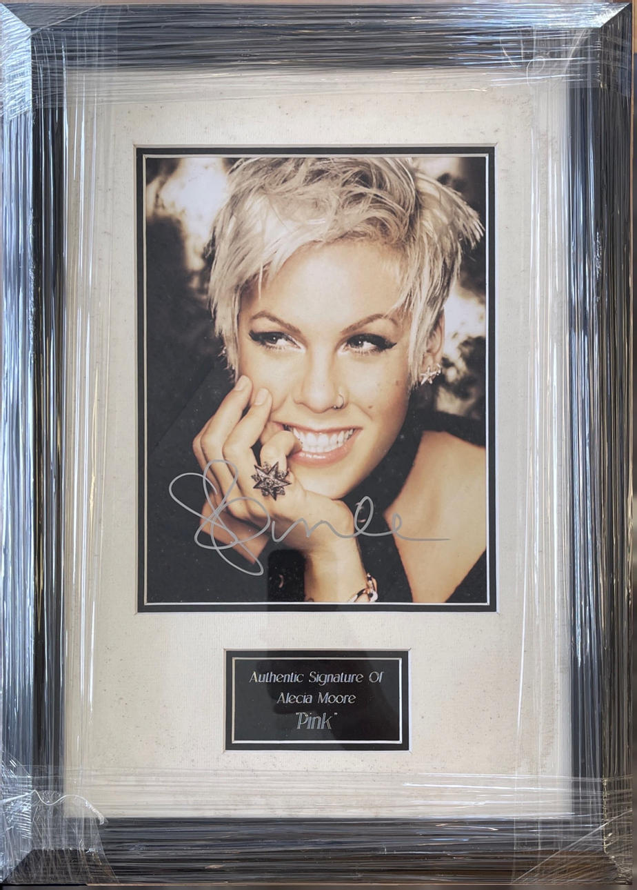 ALECIA MOORE "PINK" AUTOGRAPH.