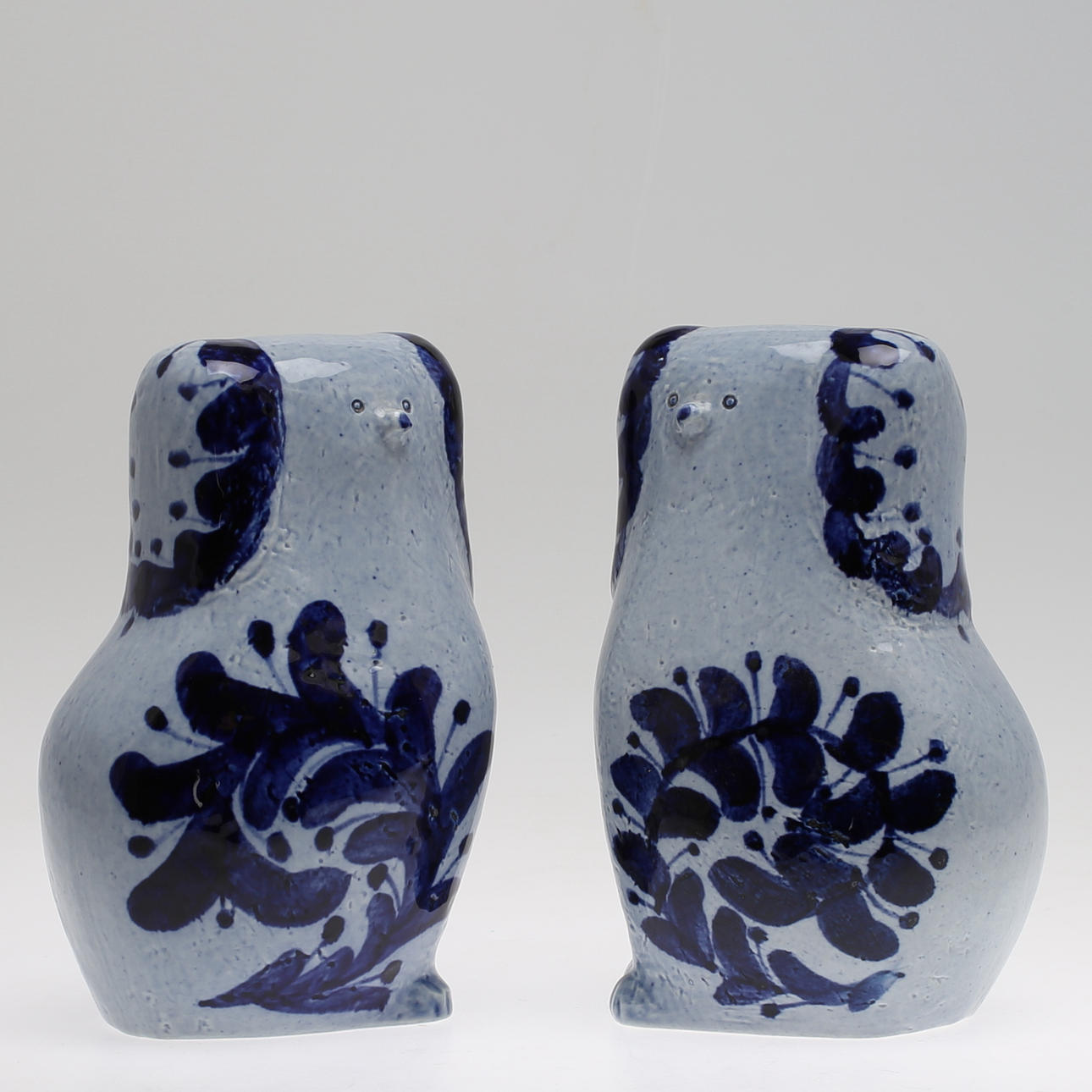 FIGURINER i keramik, 2 st, "Pudlar", Lisa Larsson, Gustavsberg.