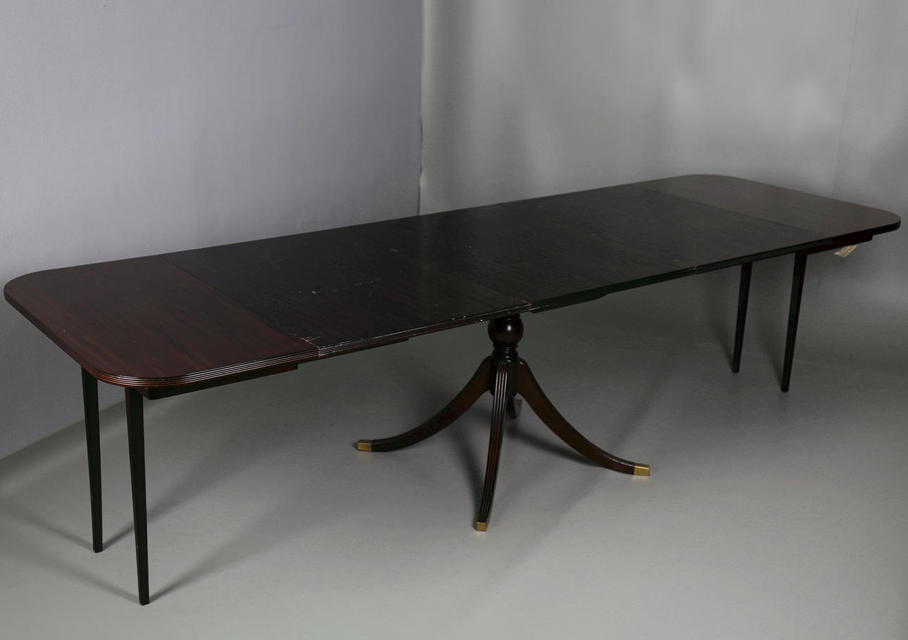 MATSALSBORD i mahognyfaner, engelsk stil, 1900-talets andra hälft.