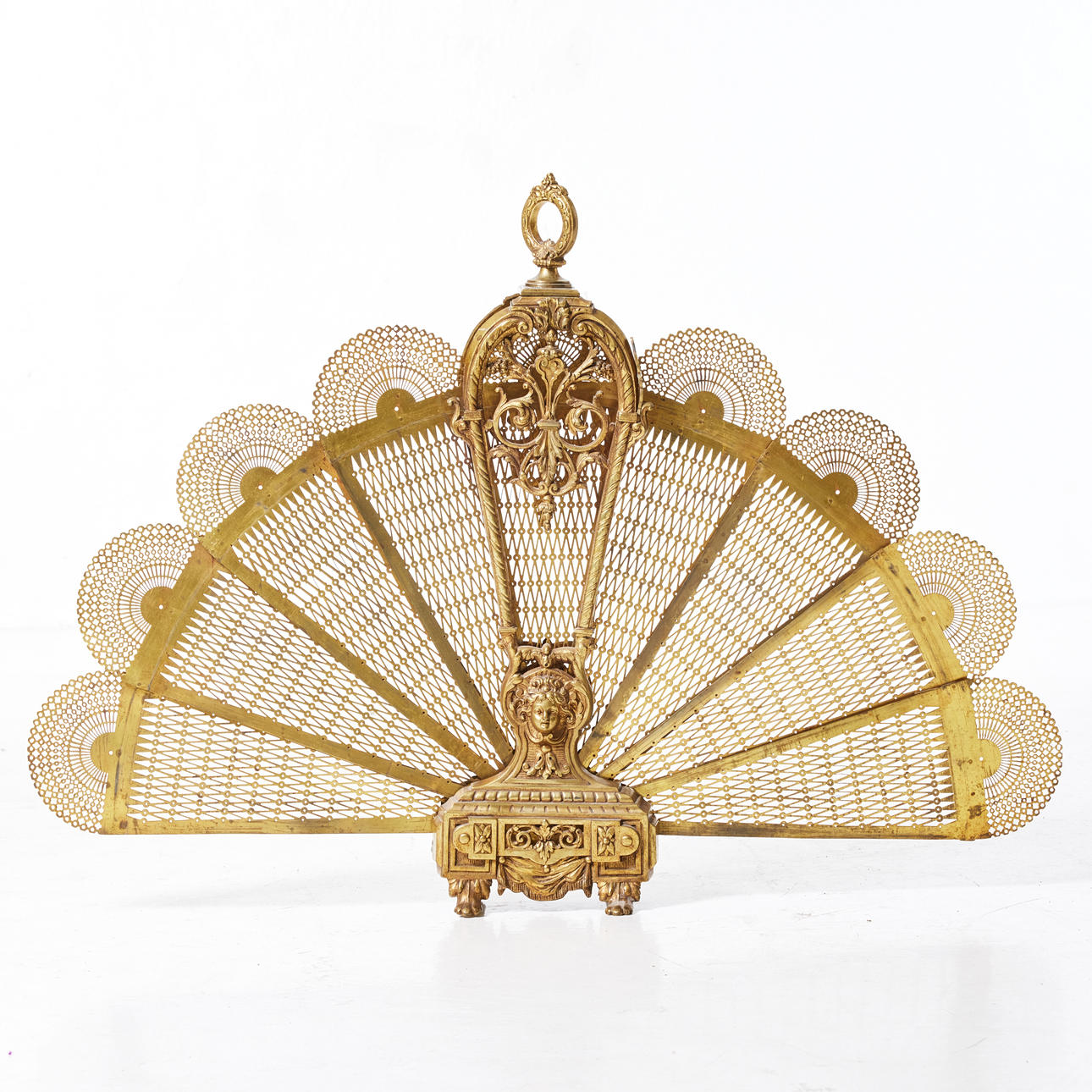 GNISTSKYDD, mässing, rokokostil, i form av solfjäder.