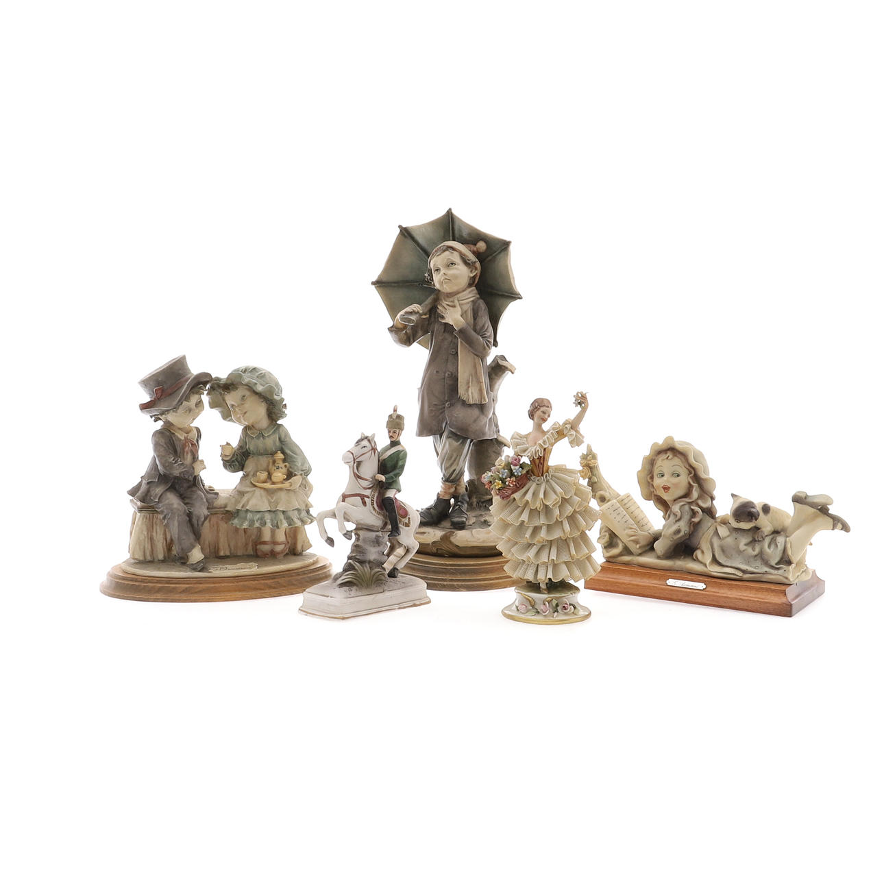 EINE SAMMLUNG VON VIER CAPODIMONTE-FIGUREN.