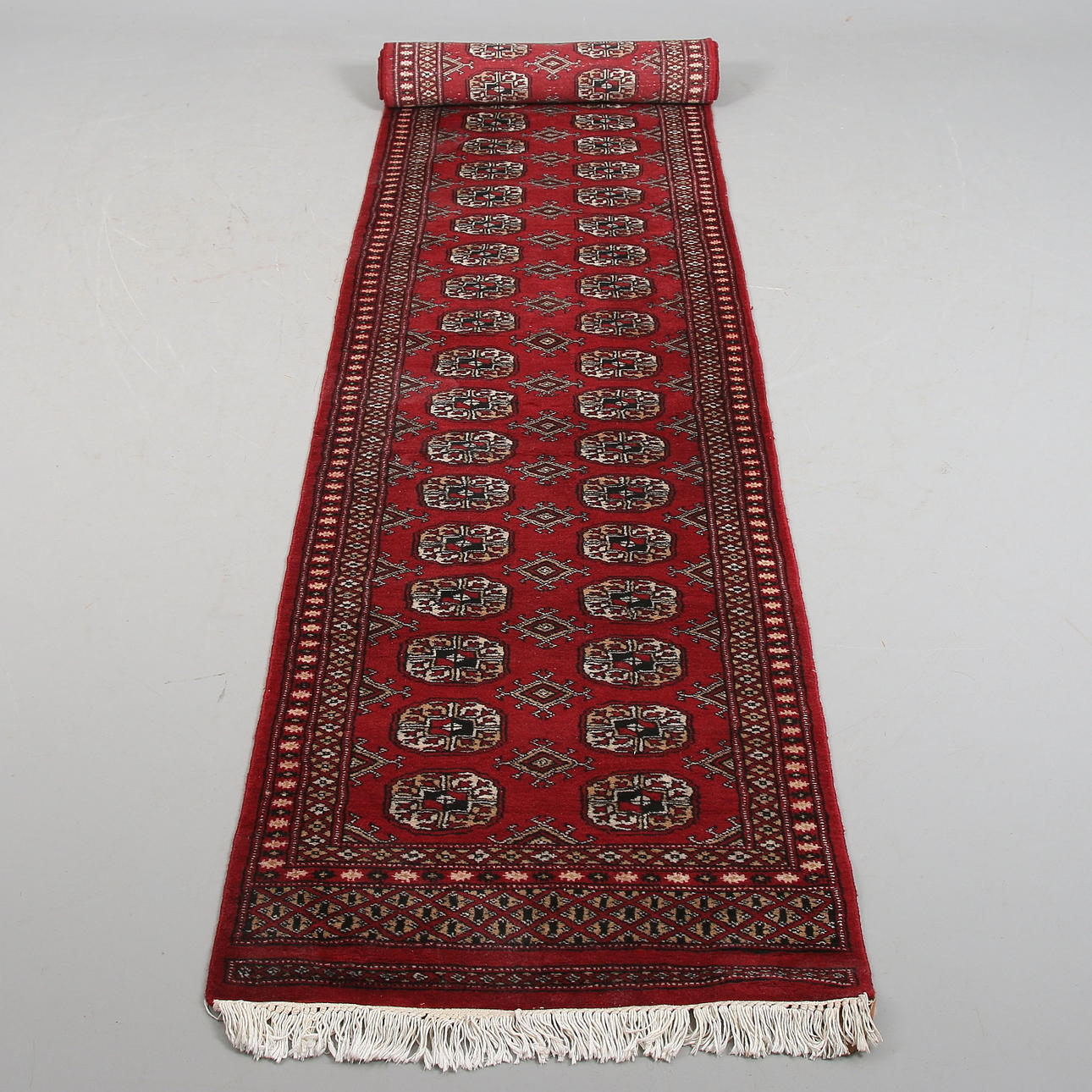 GALLERIMATTA, Bochara, Pakistan. 1900-tal. 395 x 63.