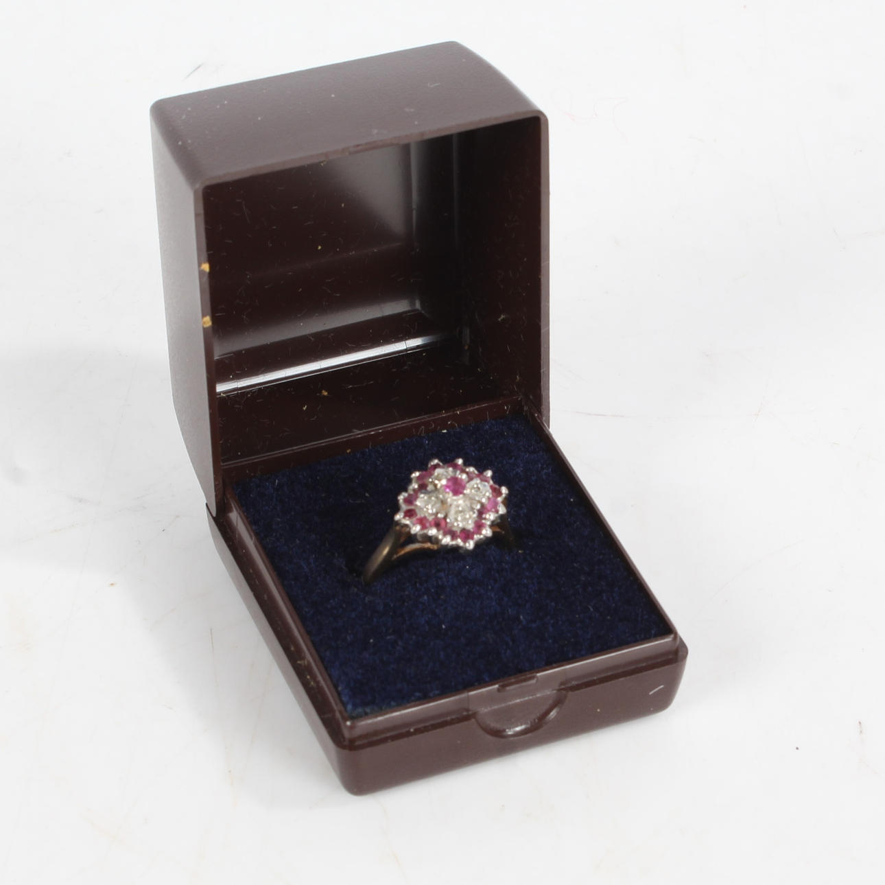 Ein 9-Karat-Gold-Rubin- DIAMANT Ring, 3,5 g.