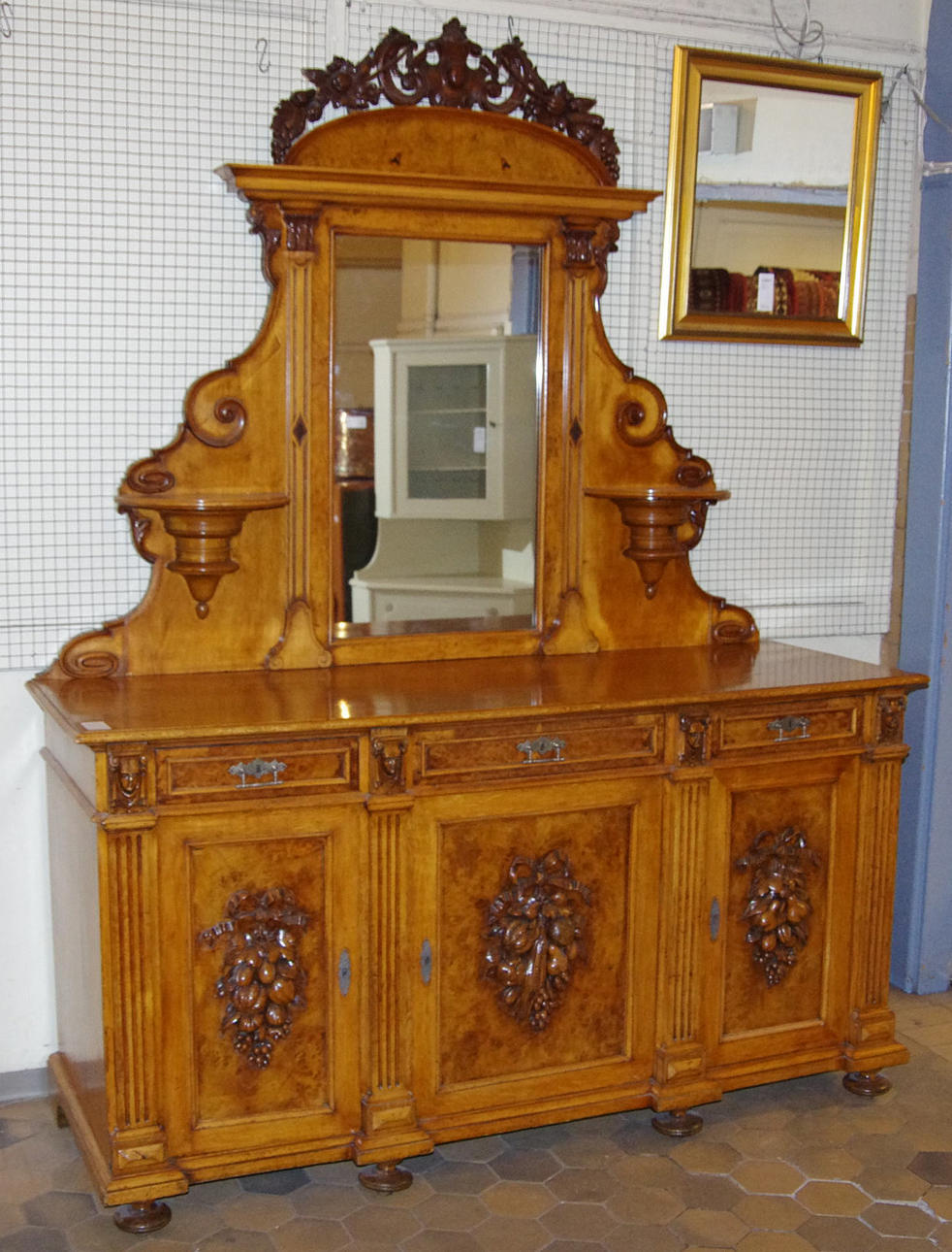 MATSALSSKÅP, rikligt skulpterat mahogny, sent 1800-tal.