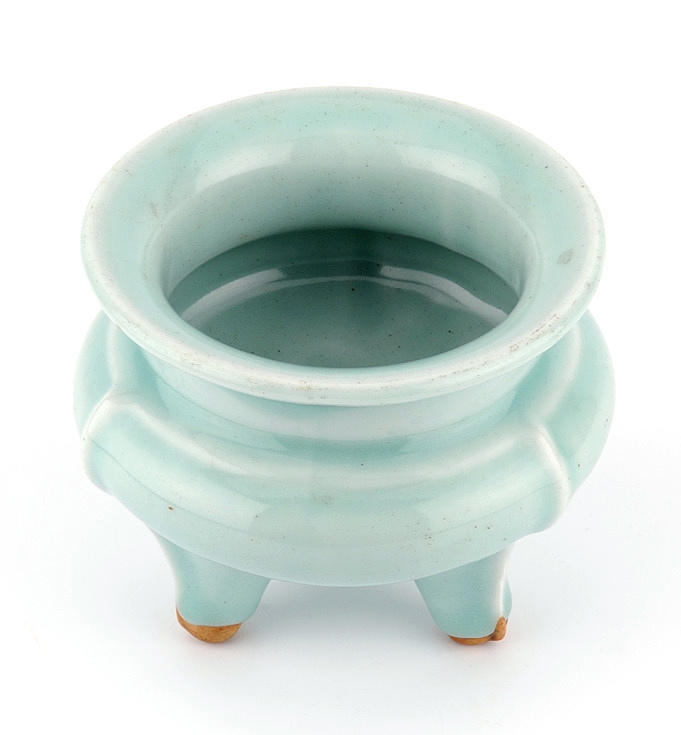 TRE-FOTIG SKAL. celadon glasyr. Kina, 1800-tal.