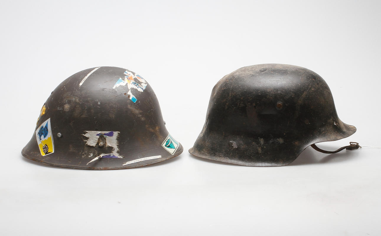 HJÄLMAR, 2 st, varav en tysk modell, 1900-talets första hälft.