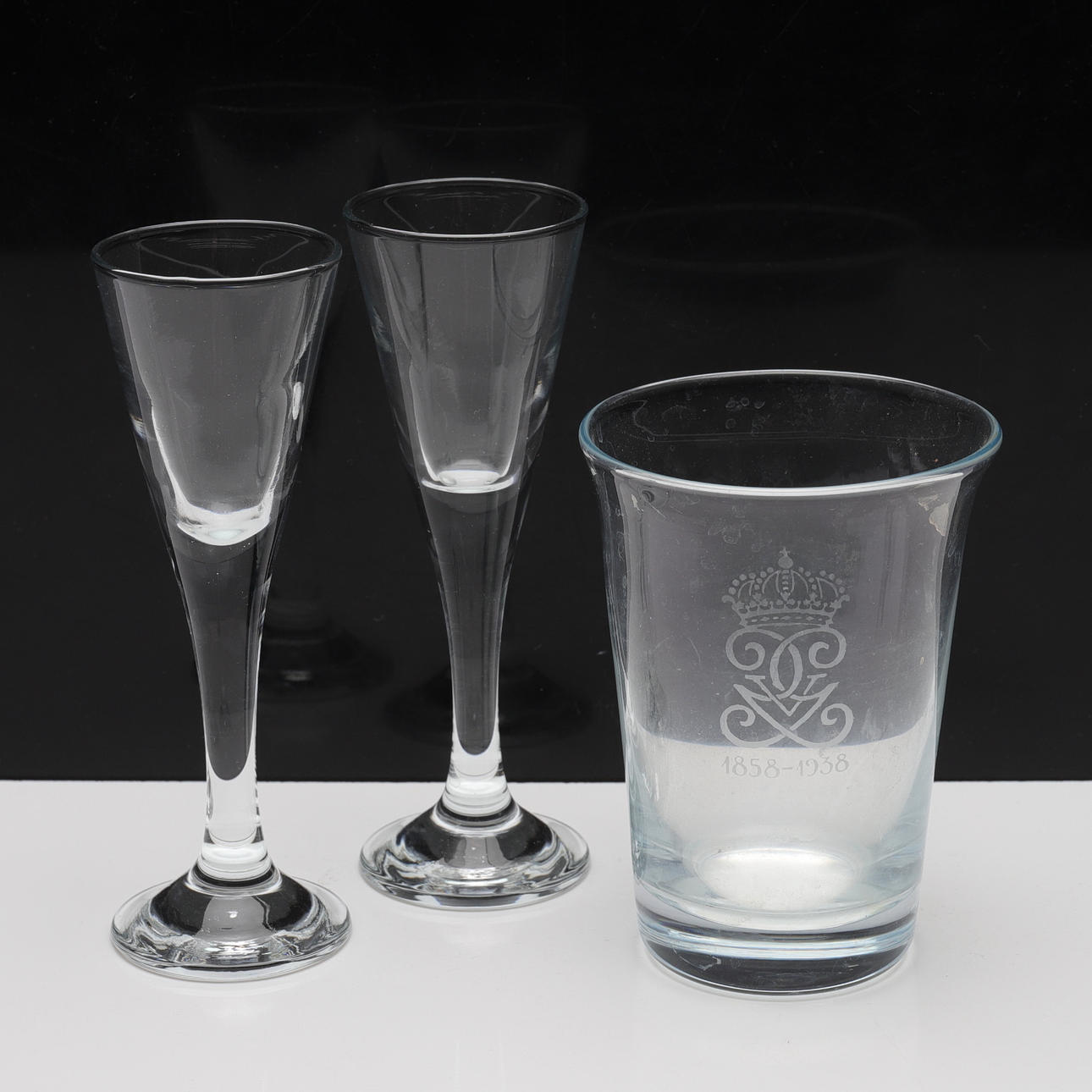 GLAS, 7 dele, inkl. Gustaf V, Orrefors.