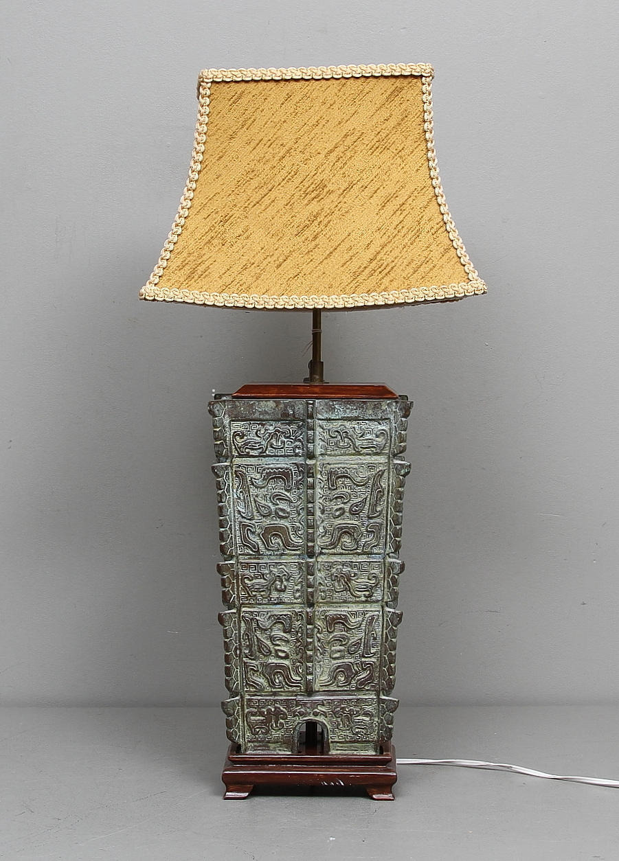 BORDSARMATUR, trä och patinerad metall. Kinesisk stil. 1900-tal.