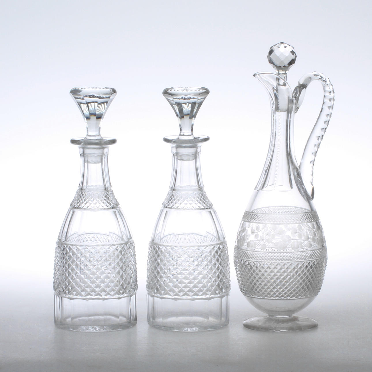 KARAFFER, 3 st, glas, varav en med slipad dekor av rosor, omkring 1900.