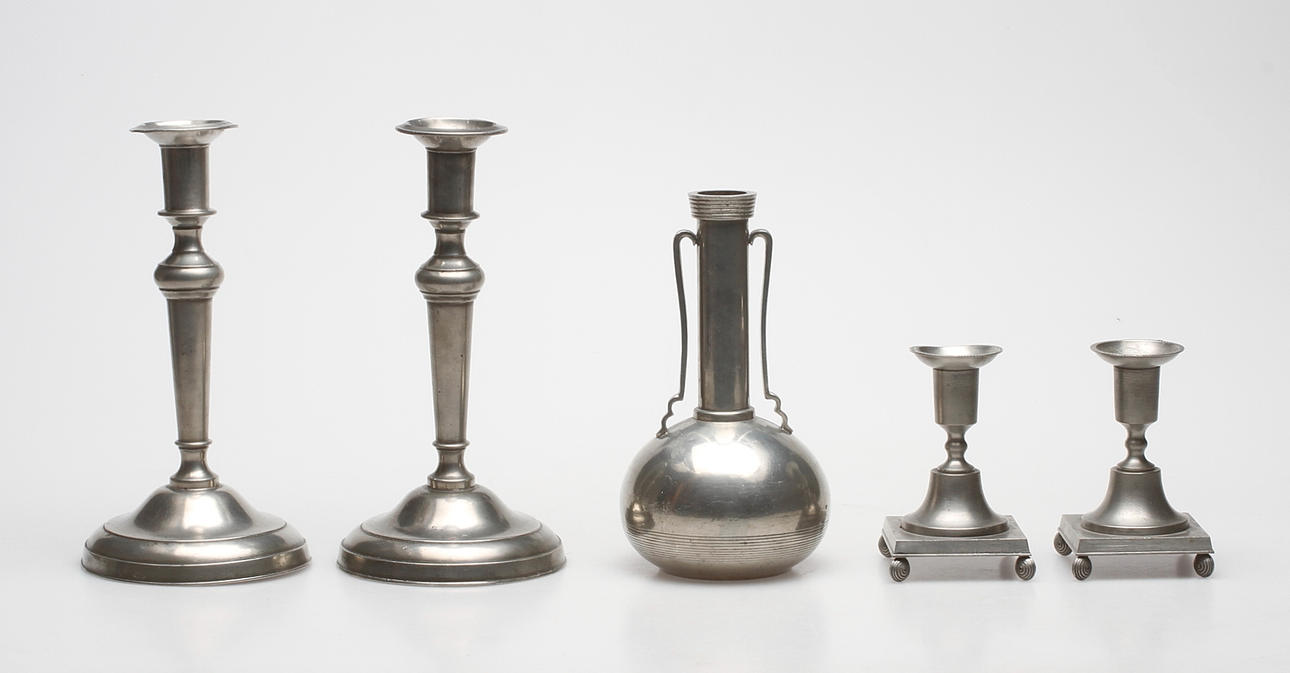 LJUSSTAKAR, 2 par samt VAS, tenn, 1900-tal.