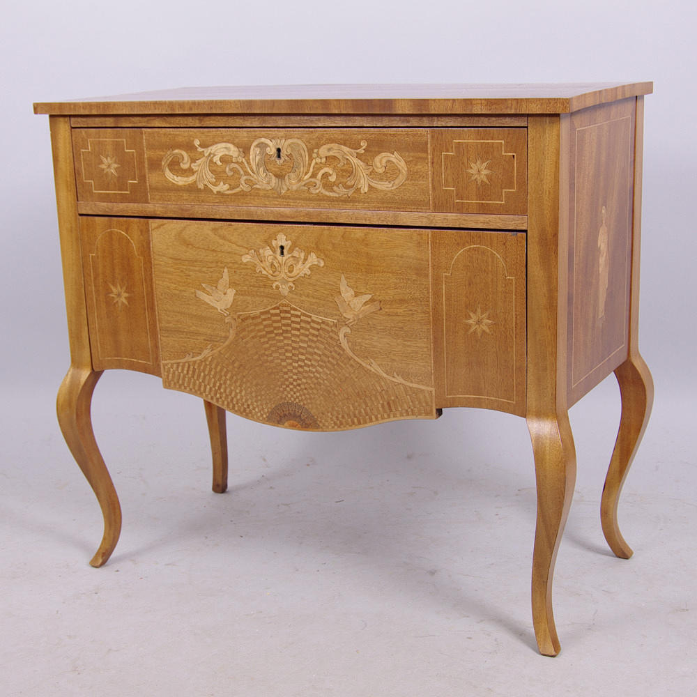 BYRÅ, 2-lådig, mahogny med intarsia, rokokostil.