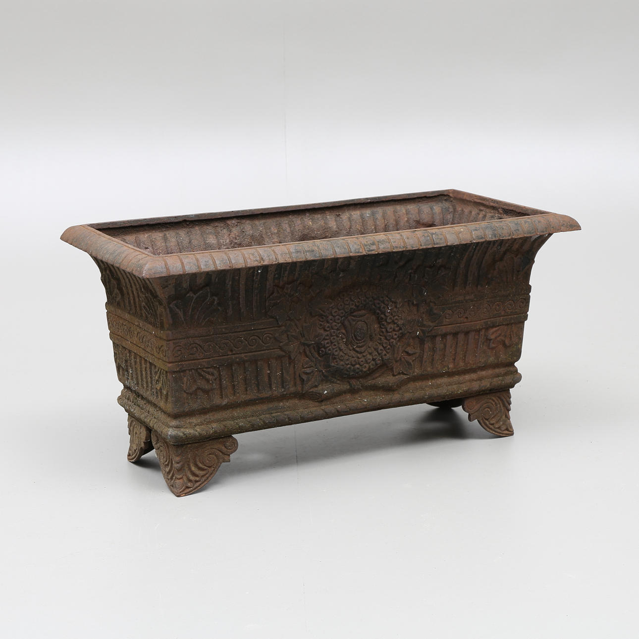 YTTERFODER, gjutjärn, reliefdekor.