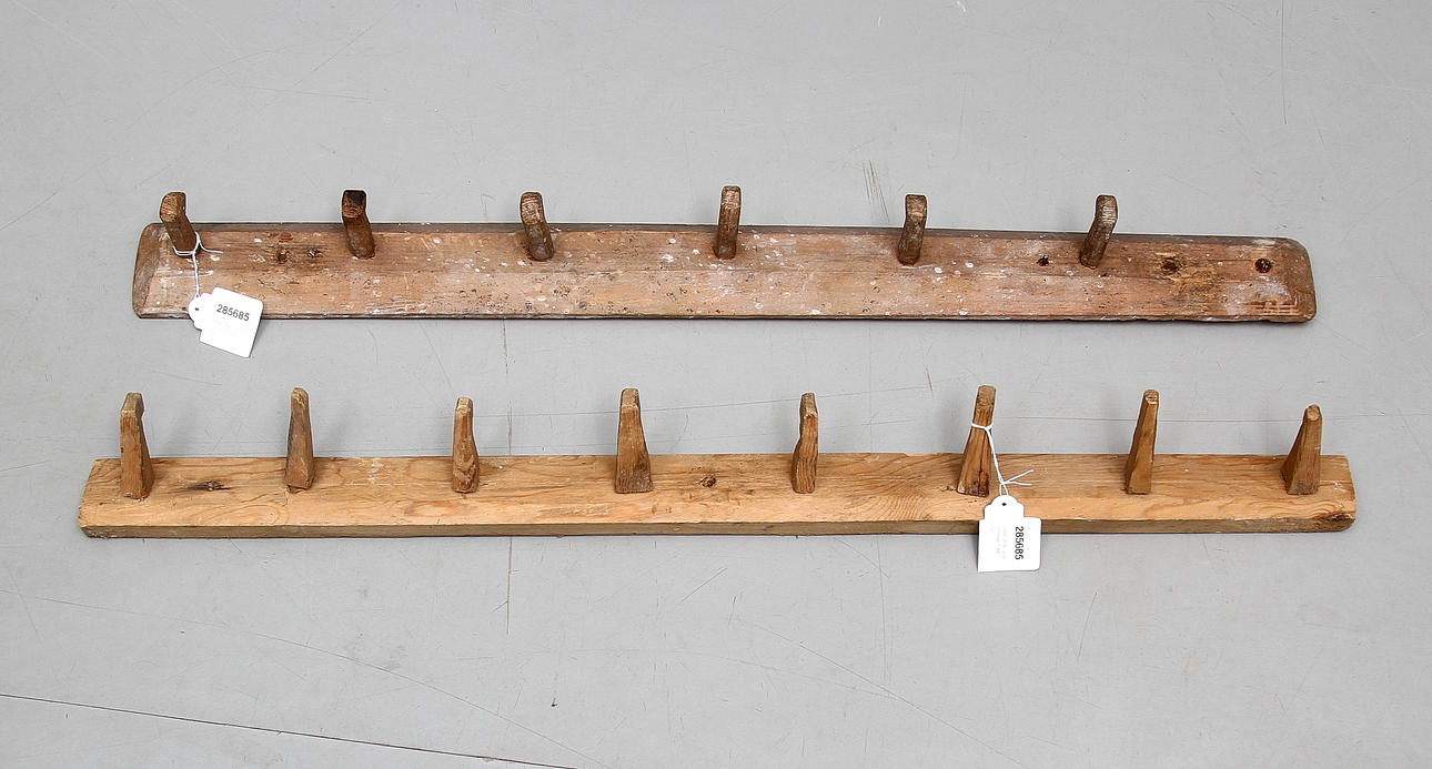 HÄNGARE, 2 st, allmoge 1800-tal.