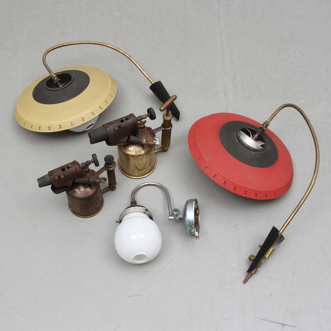 GASARMATURER 2 +1 samt BLÅSLAMPOR 2 st, 1900-tal.