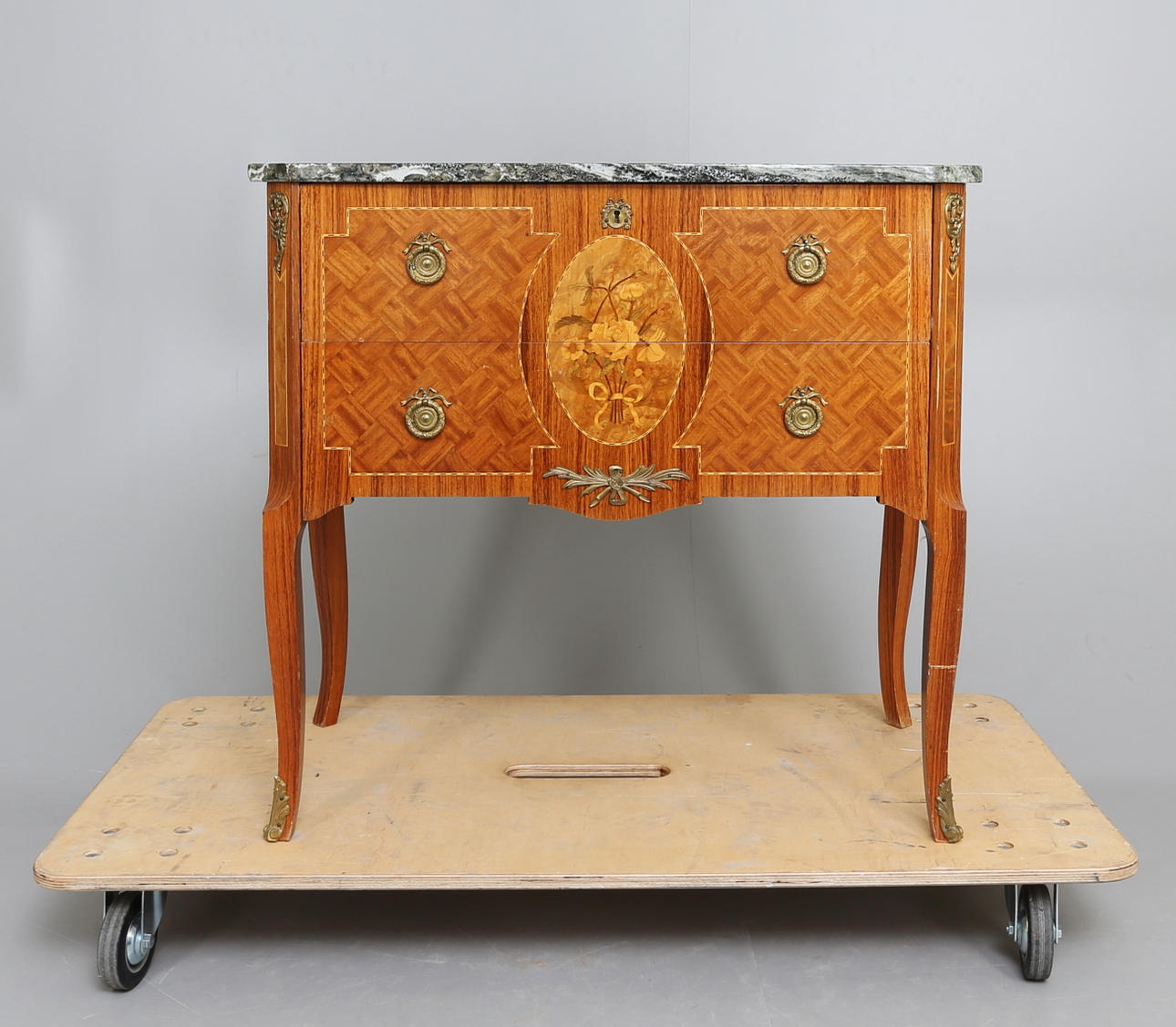 BYRÅ, gustaviansk stil,1950-tal.