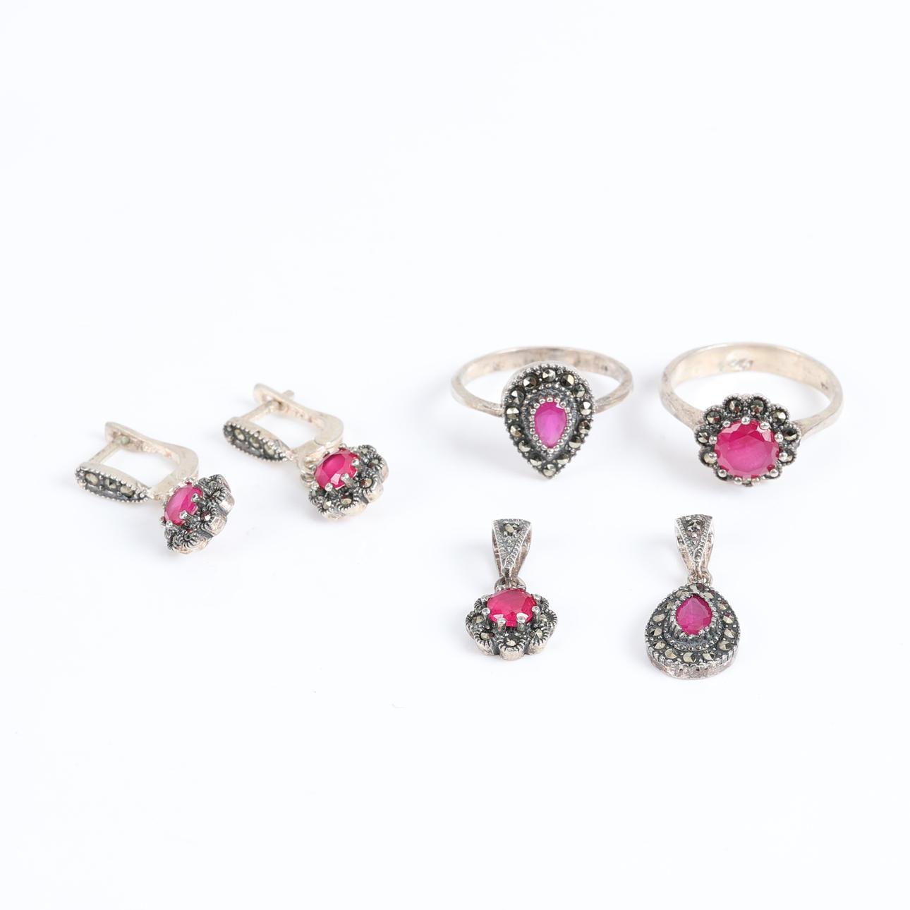 SET MED ÖRHÄNGEN, RINGAR OCH HÄNGEN, i silver.