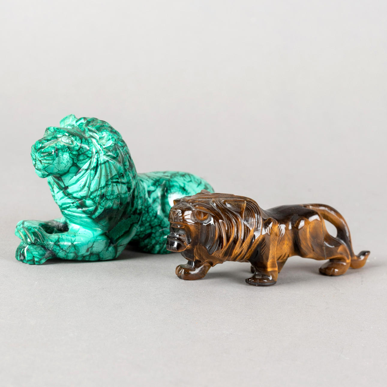 2 Halbedelstein-Löwenfiguren.