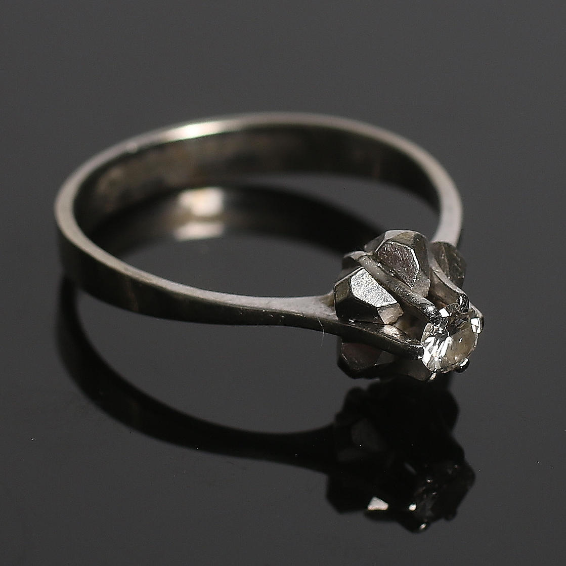 ENSTENSRING, 14k vitguld med briljantslipad diamant 0,15 ct. Vikt 3 gram.