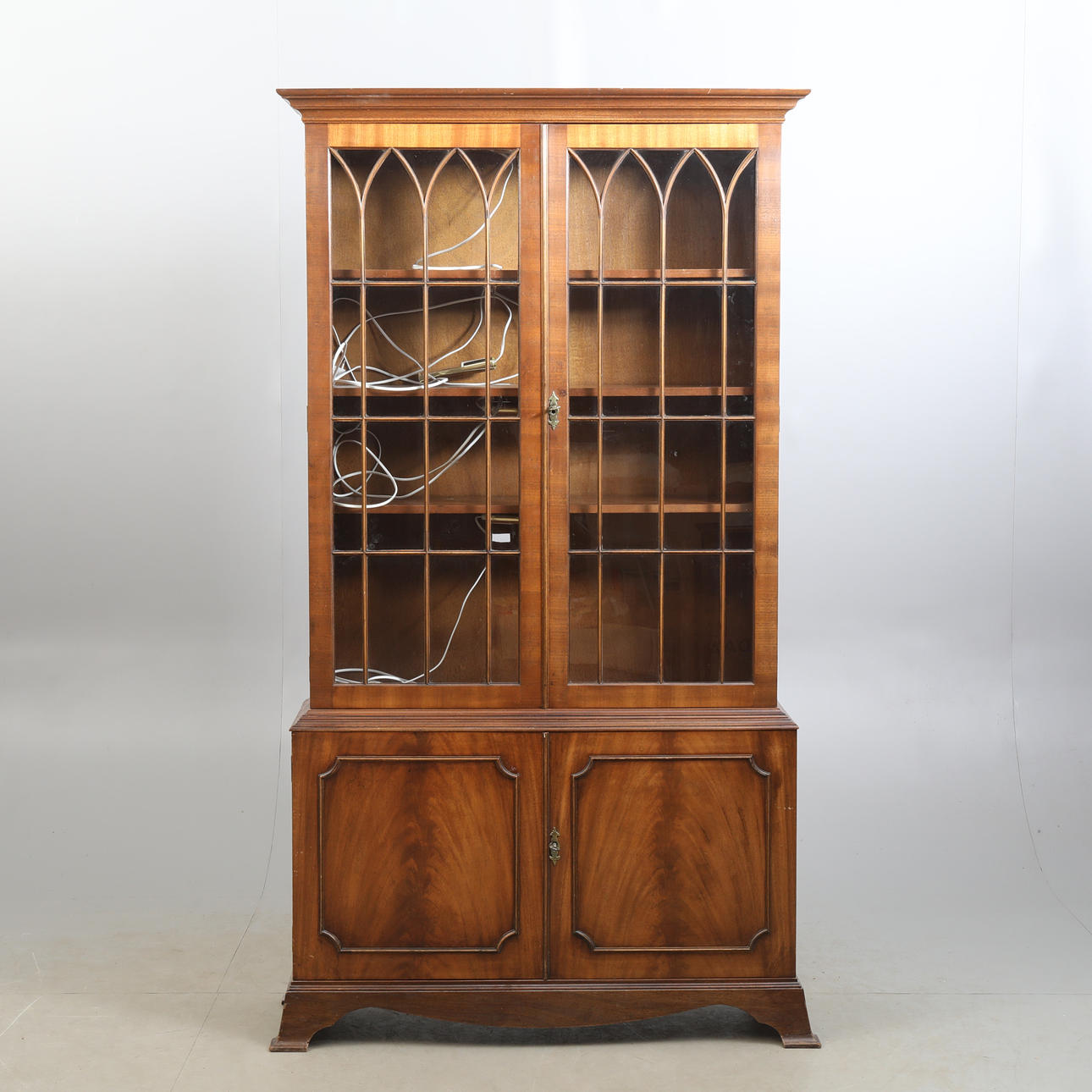 SKAB med vitrine, engelsk stil.