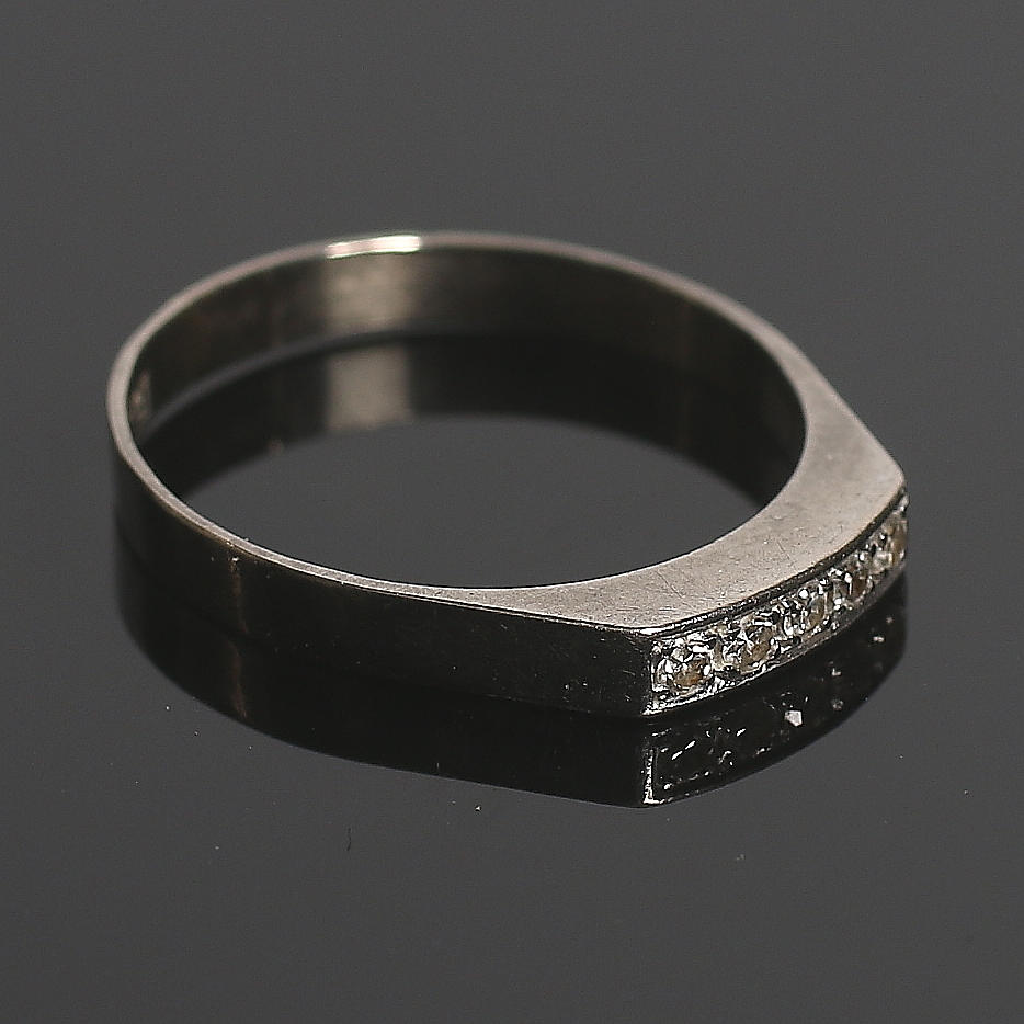 RING, 18k vitguld med 5 briljanter tot 0,12 ct. Johan Petersson, Stockholm, 1967. Bruttovikt 2 gram.